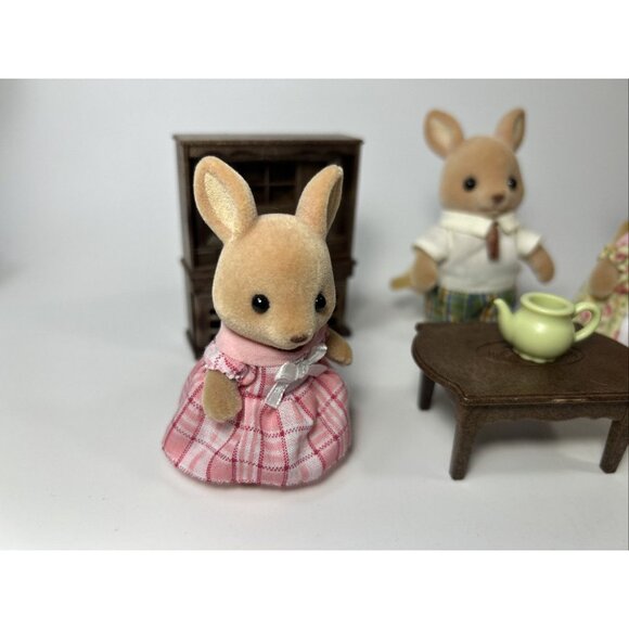 Sylvanian Families Calico Critters Figures Lot 4 kangaroo And Furniture - Picture 2 of 6